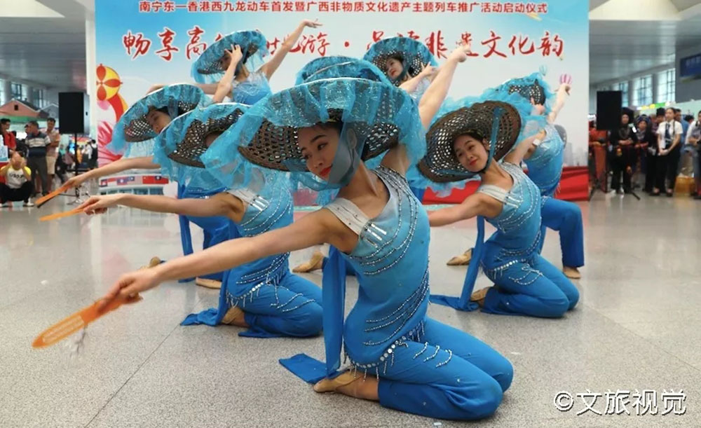 搭乘首發(fā)高鐵，海真珠珍珠粉抵達東方明珠